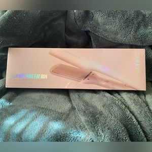 Foxybae - Blush Wide Plate Flat Iron BNIB